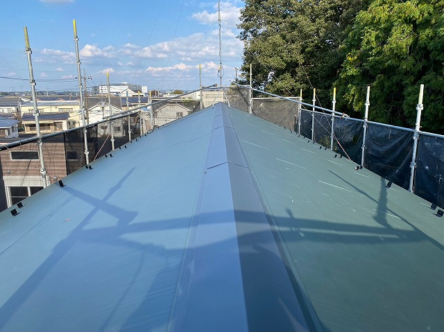 スレート屋根から横暖ルーフを使った屋根カバー工事を行いました！川口市屋根カバー工事　横暖ルーフαｓ　ニチハ　センタールーフ　スレートボロボロ　ガルバリウム鋼板　